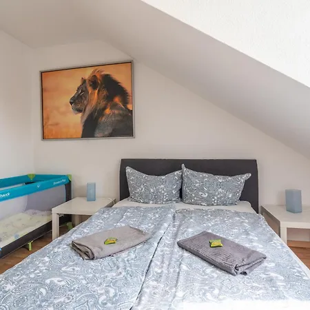 Gemuetliche Dachgeschosswohnung -waldstrassenviertel Apartment *