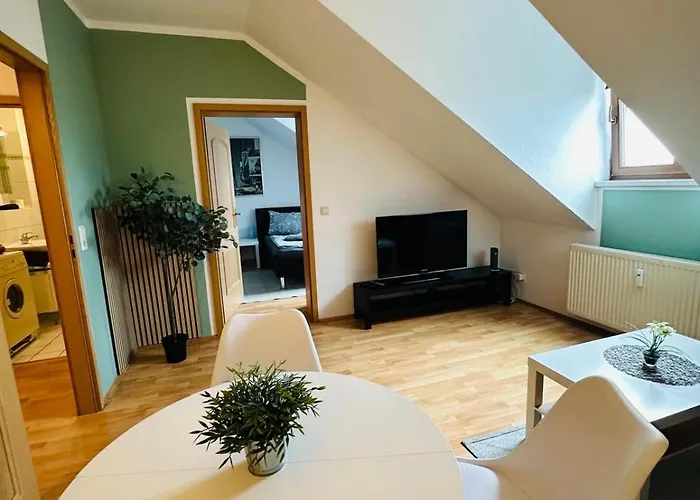 Gemuetliche Dachgeschosswohnung -waldstrassenviertel Apartman