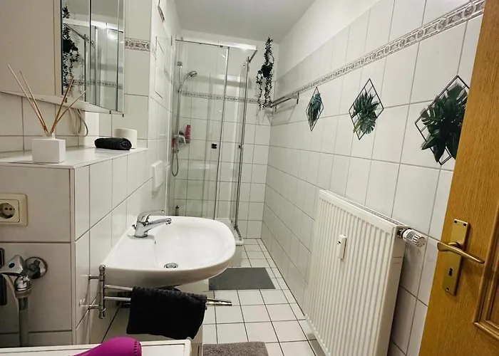 Gemuetliche Dachgeschosswohnung -waldstrassenviertel Apartman *