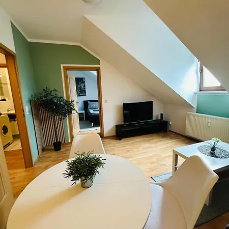 Gemuetliche Dachgeschosswohnung -waldstrassenviertel דירה